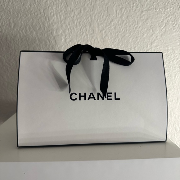 FIRM NOT FLIMSY CHANEL Gift Box - Picture 1 of 5